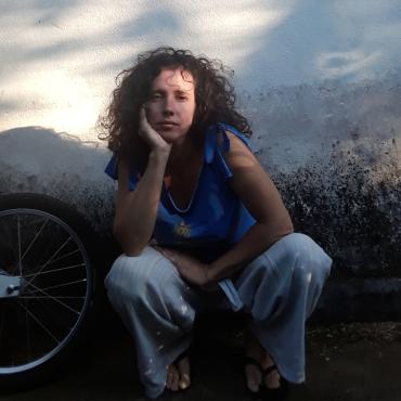 Profile picture for user Lia Aroeira