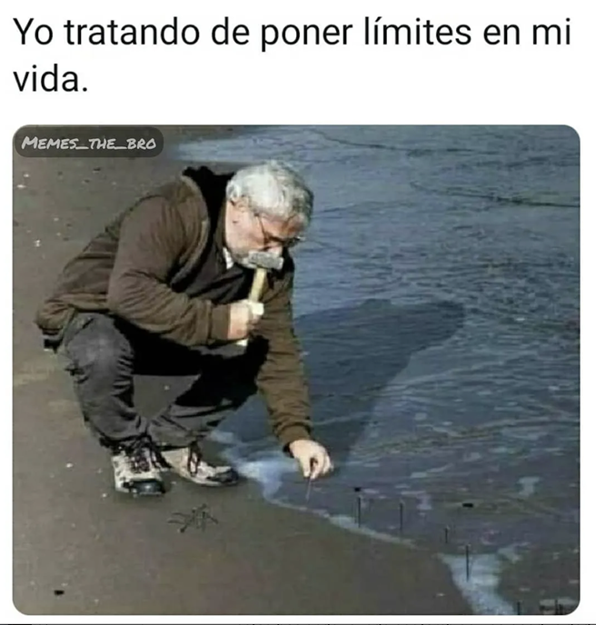 Hombre de pelo blanco, chamarra con gorro y zapatos con cordones, al borde del mar, agachado con martillo de mazo en mano, trata de delimitar el borde del mar con unos clavos de 5 pulgadas. Texto:“Yo tratando de poner límites en mi vida”