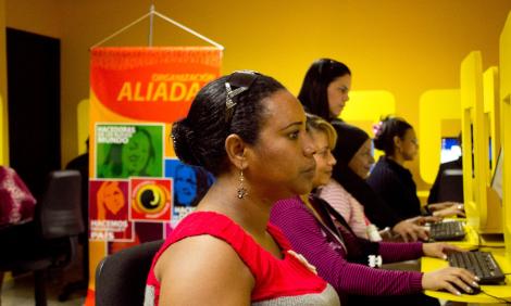 Grupo de mujeres en un aula de informática.