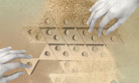 dos manos moviendo piezas de puzzle en la arena