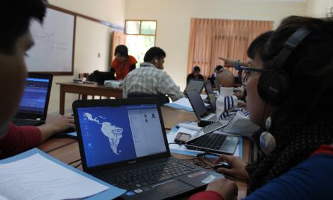 Un grupo de personas en un taller de radio comunitaria