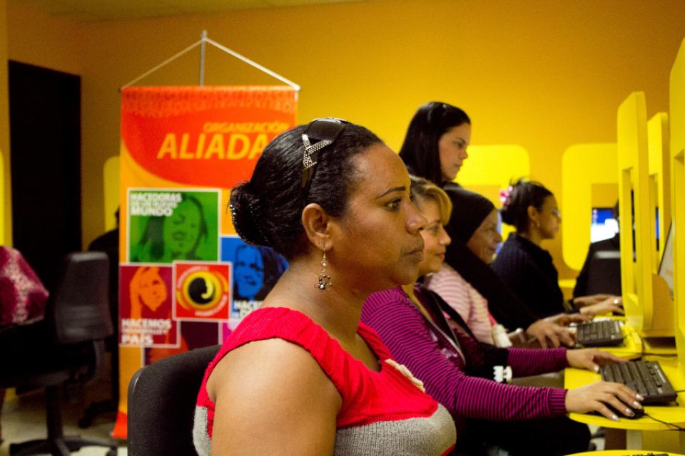 Grupo de mujeres en un aula de informática.