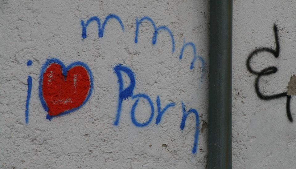 Image description: Grafitti saying mmm i heart porn