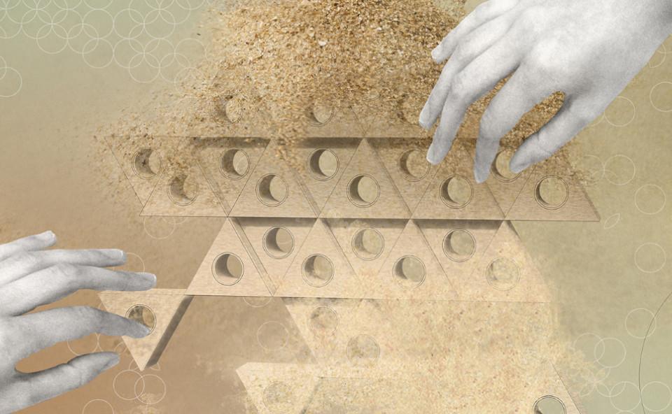 dos manos moviendo piezas de puzzle en la arena